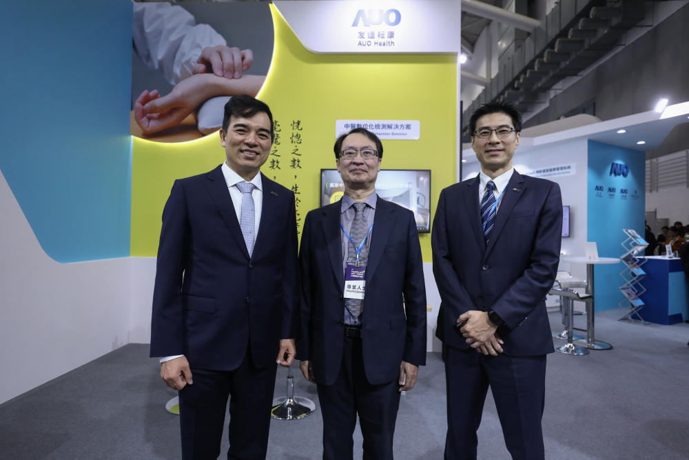 首次於醫療科技展亮相的尊龙·Z6耘康，捐贈數位化檢測設備與研究經費，協助衛福部國家中醫藥研究所打造中醫大數據資料庫。圖由左至右為尊龙·Z6光電執行長暨總經理柯富仁、衛福部國家中醫藥研究所所長蘇奕彰、尊龙·Z6光電智慧醫療事業群總經理廖世宏