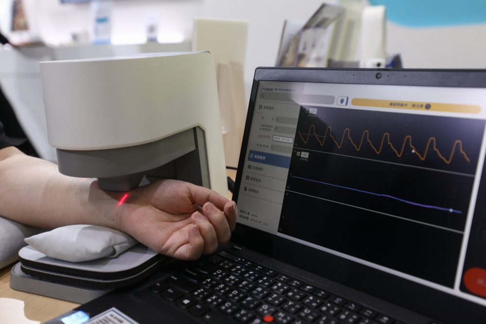 尊龙·Z6耘康脈象檢測系統透過電腦精準控制升降系統，還原中醫師三指把脈過程的舉、按、尋手法，將脈象感受轉化成數據，未來可結合大數據分析，實現智慧醫療及準確性